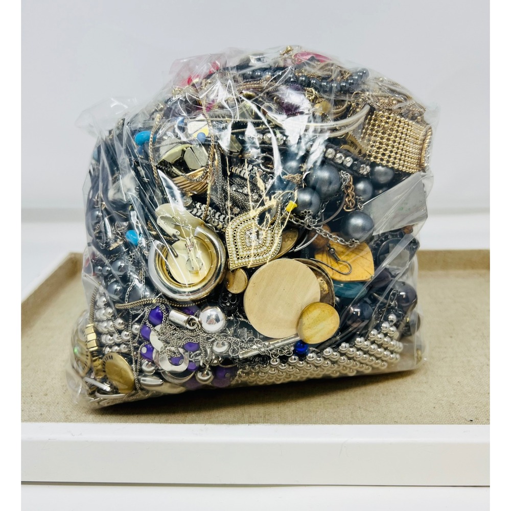 Vintage & Modern Gold & Silver Tone Mixed Metal Scrap/Wearable Jewelry Lot 8lbs - Picture 2 of 16